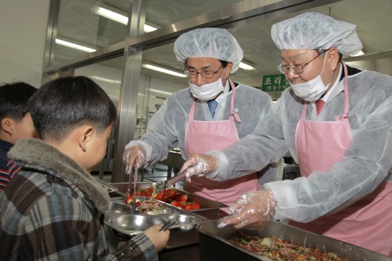 [포토] “맛있게 먹어라~” 이시종 충북도지사, 이기용 도교육감 점심 배식