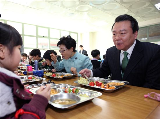 노현송 강서구청장이 염경초등학교 급식 