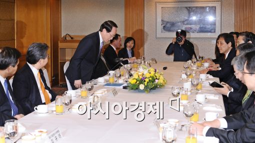 [포토]인사하는 금융감독원장