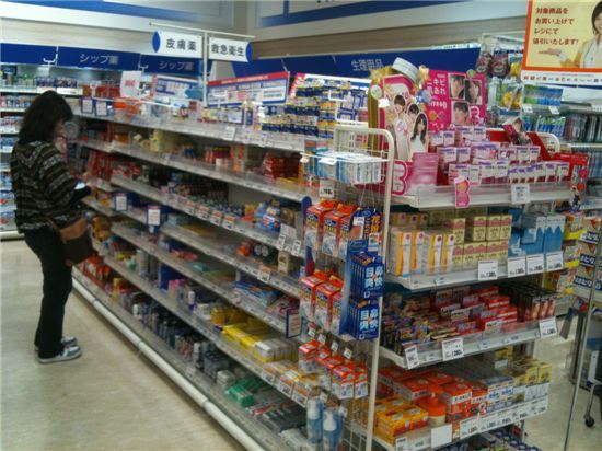 일본 시내 한 대형마트에 설치된 의약품 판매코너. 전문의약품과 일반의약품 단 2종류로 약을 나누는 한국과 달리, 일본은 의약품을 세분해 각각의 특성에 맞는 판매 방법을 제시하고 있다. 