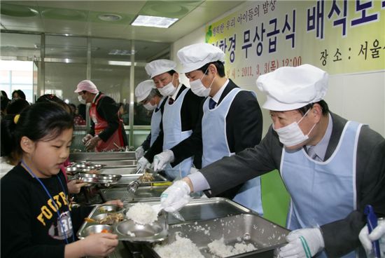 박홍섭 마포구청장(오른쪽 끝)이 친환경 무상급식 배식 봉사를 하고 있다. 