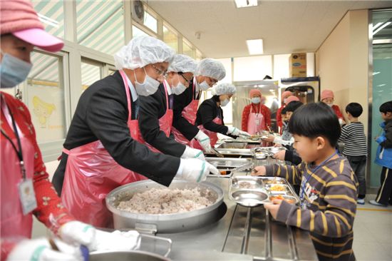 김성환 노원구청장(왼쪽 두번째)이 무상급식 배식을 하고 있다.