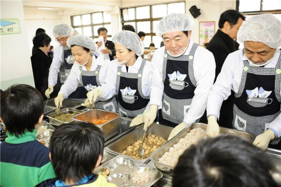 김기동 광진구청장이 3일 구의초등학교에서 민주당 추미애, 전혜숙 의원 등과 함께 배식 봉사를 하고 있다.있다.