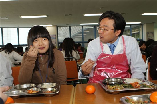 김우영 은평구청장이 3일 수색초등학교에서 무상급식 배식을 한 후 어린이와 함께 점심 식사를 하고 있다. 