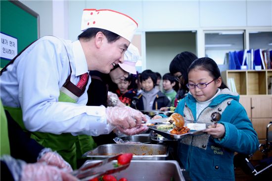 이해식 강동구청장이 암사초등학교서 무상급식 배식 봉사를 하고 있다.