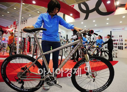 [포토] 자전거 정말 가볍네~