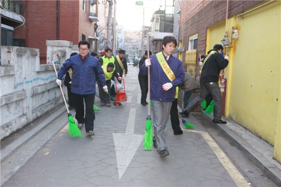 유종필 관아구청장(왼쪽)이 구청 직원들과 함께 거리 청소를 하고 있다.