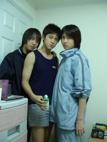 TVXQ's U-Know Yunho poses in his boxers 