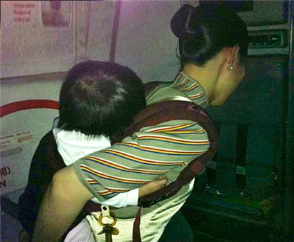 2월25일 인천발 LA행 아시아나항공 OZ 204 비행기에서 아이를 돌보고 있는 여승무원