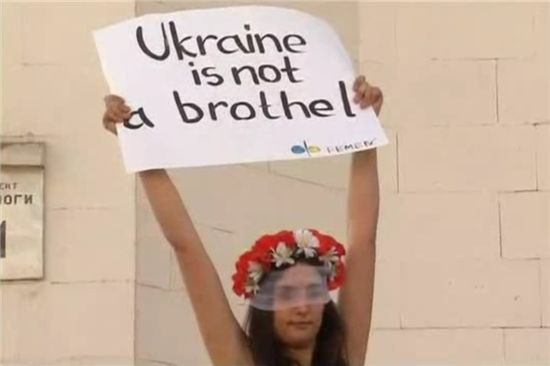 "우크라이나 여자는 매춘부가 아니다"