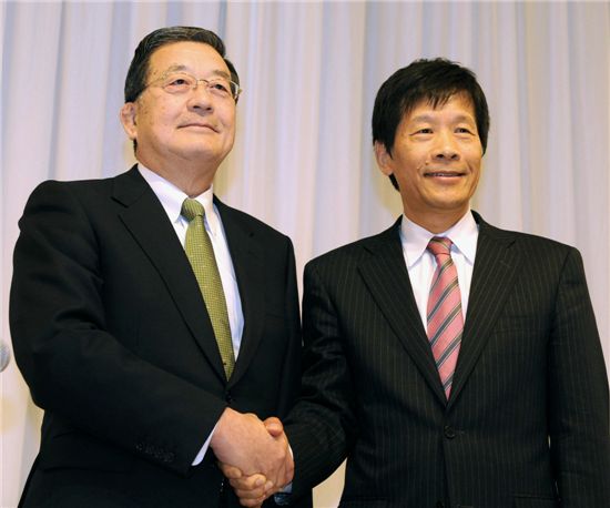 무네오카 쇼지 신일본제철 사장(왼쪽)과 도모노 히로시 스미토모금속공업 사장이 2월3일 도쿄호텔에서 기자회견을 통해 양사 합병 계획을 밝혔다.  