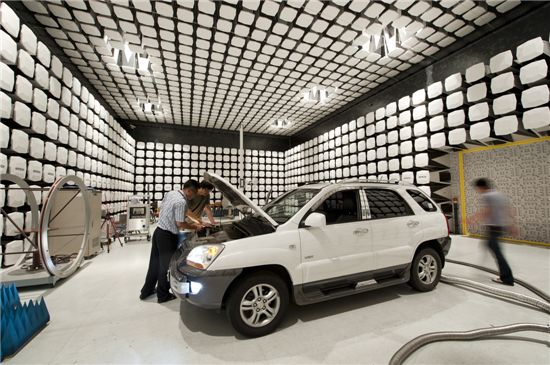 연구원들이 전자파실험동 '10m 챔버'에서 차량의 전자기파 발생 경로를 찾고 있다.