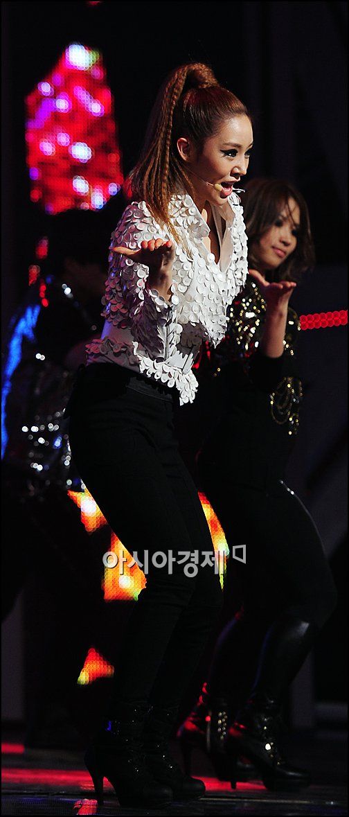 [포토]예아라 '아메리카노 서빙하는 모습을 형상화?'