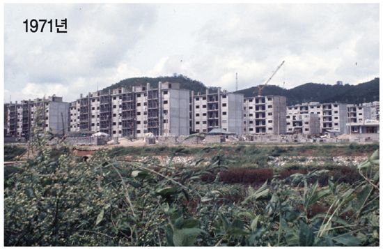 LH공사(당시 주택공사)는 1971년 개봉동에 서울 최초의 임대아파트를 준공했다. 당시의 공사현장 전경.