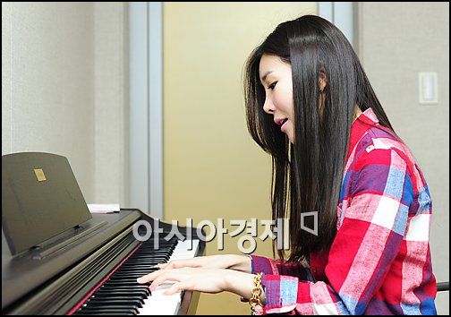 [포토24시]이해리, 공연 앞두고 연습은 필수(12:00)