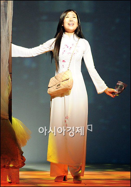 [포토24시]이해리 '베트남 처녀, 믿겠죠?'(15:00)