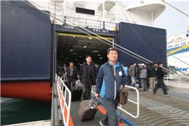 대우건설 리비아 현장 한국인 직원들이 그리스 크레타섬의 하니아 수다항에 무사히 도착했다.