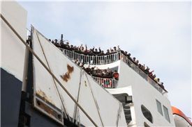 대우건설 리비아 현장에 근무한 방글라데시 등의 제 3국 근로자들이 대우건설 한국인 직원과 함께 선박을 이용해 철수했다. 