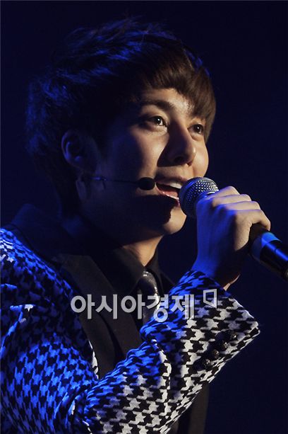SS501 member Kim Hyung-jun speaks at the showcase for his new album in Seoul, South Korea on March 5, 2011. [Lee Ki-bum/Asia Economic Daily]