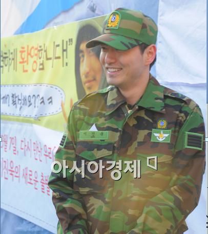 [포토]'전역' 이진욱 '시원 섭섭합니다'