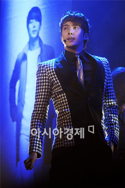 [PHOTO] SS501 Kim Hyung-jun performs at showcase