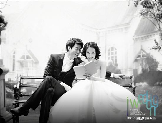 이천희-전혜진 웨딩사진 공개..화보같은 포즈 '눈길' 