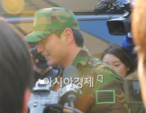 [포토]'전역' 이진욱 '다시 태어난 기분이예요'