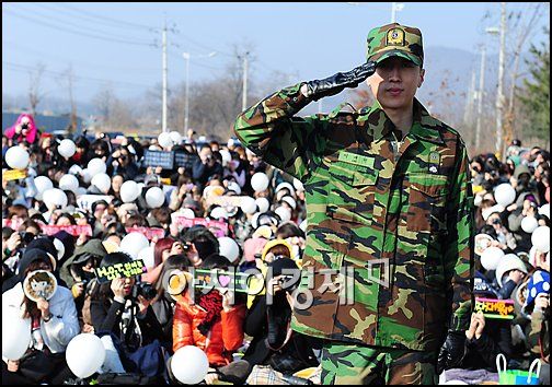 H.O.T 막내 이재원, 멤버-팬들 환영 속 전역(종합)