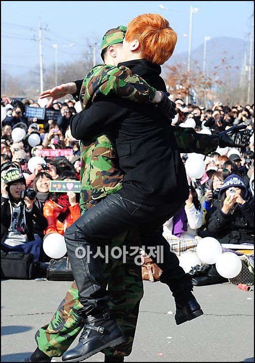 [포토]이재원-문희준 '폴짝! 경박한(?) 포옹'