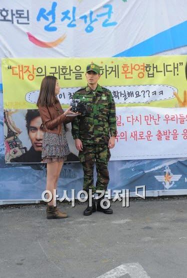 [포토]'전역' 이진욱 '집으로 가는 길, 경쾌해요'