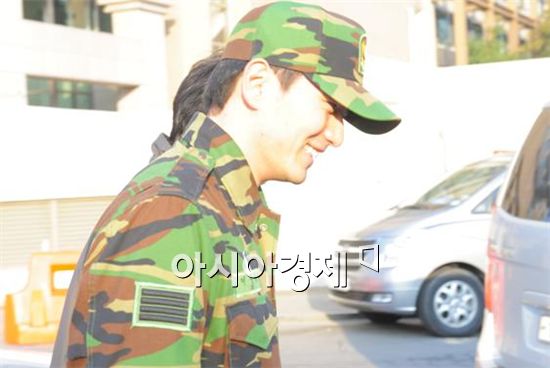 [포토]'전역' 이진욱 '집으로 가는 길, 경쾌해요'