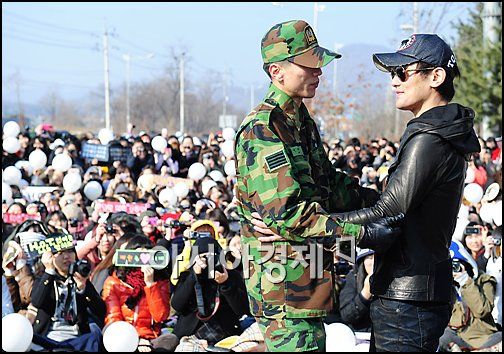 [포토]강타 '제대한 이재원, 너가 자랑스럽다'