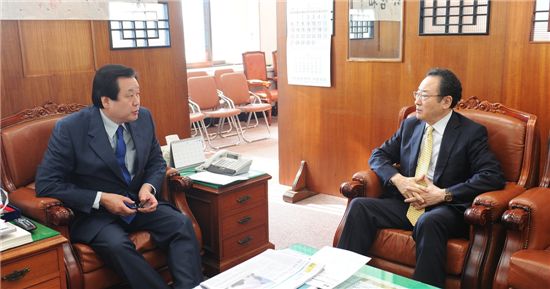 김무성 한나라당 원내대표(왼쪽)를 방문한 사공일 무역협회 회장