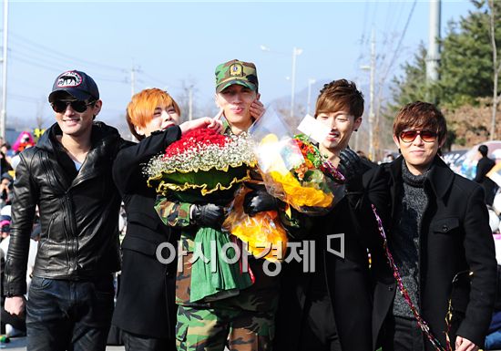 Members of group H.O.T gather to congratulate Lee Jae-won's discharge from the military in Gyeonggi Province, South Korea on March 7, 2011. [Park Sung-ki/Asia Economic Daily]