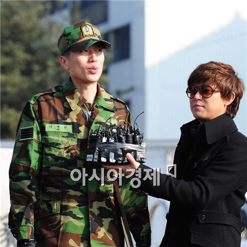 Lee Jae-won speaks after being discharged from the military while Tony Ahn holds up the mics in Gyeonggi Province, South Korea on March 7, 2011. [Park Sung-ki/Asia Economic Daily]