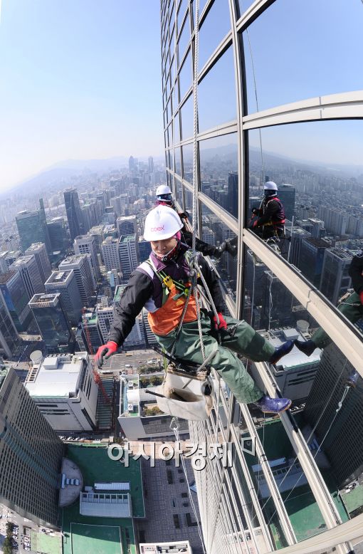 [포토]트레이드센터 외벽 물청소