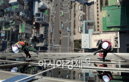 [포토]55층 트레이드센터 외벽 청소!
