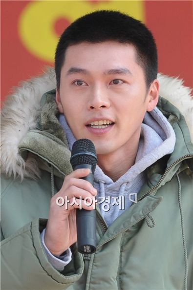 Hyun Bin sheds a tear while talking to fans and reporters ahead of entering the Marine Corps in Pohang, South Korea on March 7, 2011. [Lee Ki-bum/Asia Economic Daily]