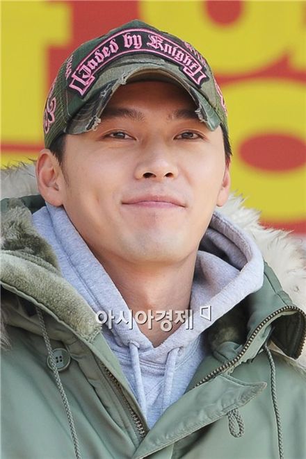 [PHOTO] Hyun Bin appears in public before entering military