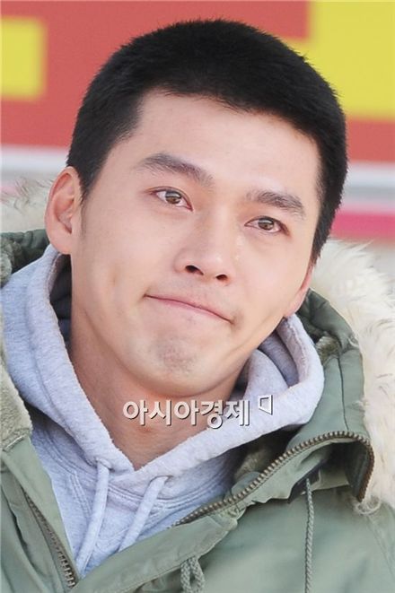 [PHOTO] Hyun Bin sheds tear before entering military