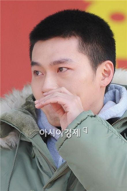 [PHOTO] Hyun Bin sheds tear before entering military
