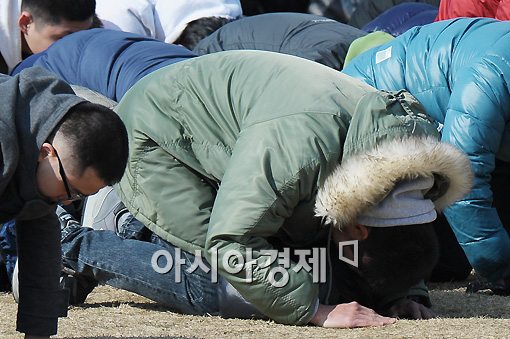 [포토]현빈, 큰절로 마지막 인사