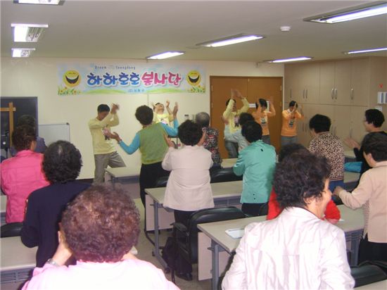 하하호호 봉사단과 함께 박장대소 하는 어르신들