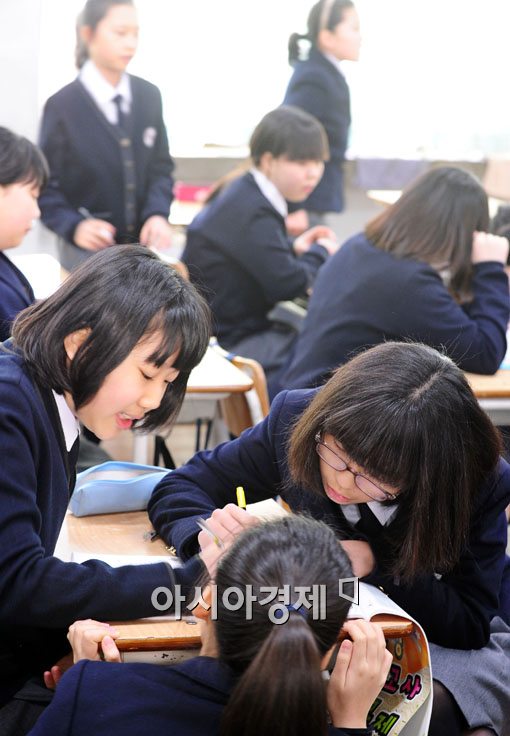 [포토] 진단평가, 예상문제 풀어보는 학생들