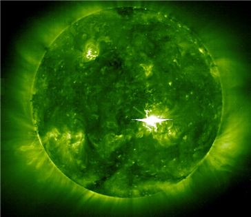 태양의 플레어 폭발 이미지. 태양 플레어는 매우 한정된 영역에서 단시간 동안 발생하는 급격한 에너지 방출현상을 말한다. 빛을 발하기 시작하면 수 분 내에 급격히 밝아지면서 섬광을 발한다.
