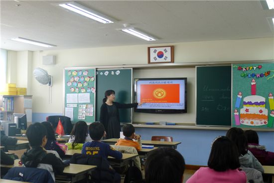 지난 8일 서울 고척초등학교의 이중언어강사 이나직 선생님이 5학년 1반 아이들과 수업하고 있다. 