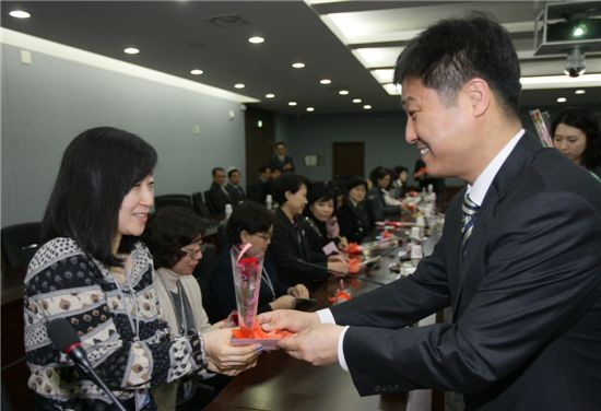 김영배 성북구청장, 여성 직원에 꽃 한 송이 전달