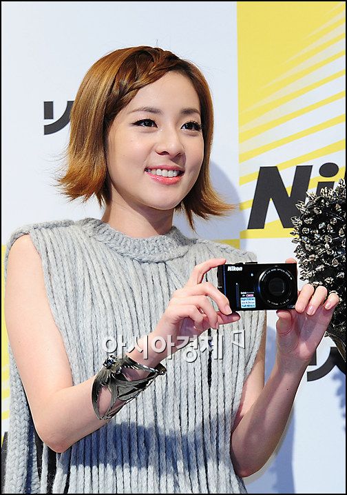 [포토]2NE1 박산다라 '카메라가 큰가, 얼굴이 작은가' 