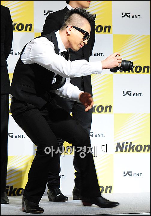 [포토]빅뱅 태양 '여자들 앞이라 그런지, 더 오버!'