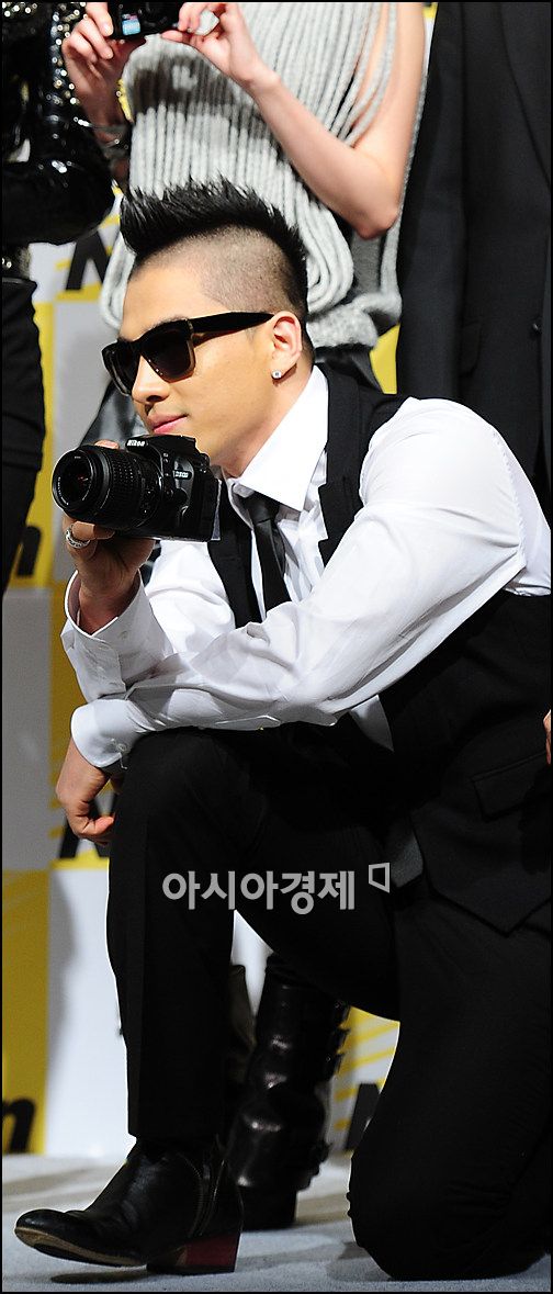 [포토]빅뱅 태양 '여자들 앞이라 그런지, 더 오버!'